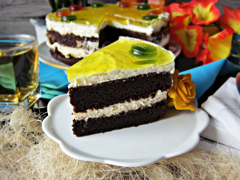 Tort brownie z galaretką jabłkowo miętową Tort brownie z galaretką jabłkowo miętową