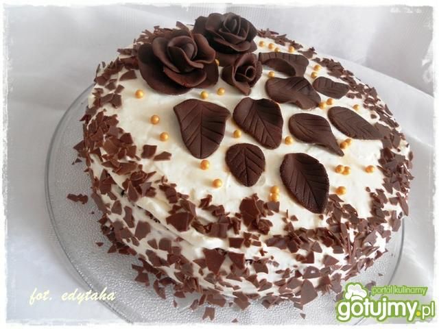 Tort brzoskwiniowo śmietanowy z różami