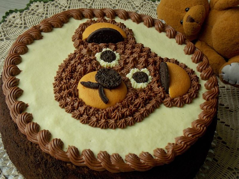 Tort brzoskwiniowy z misiem Tort brzoskwiniowy z misiem