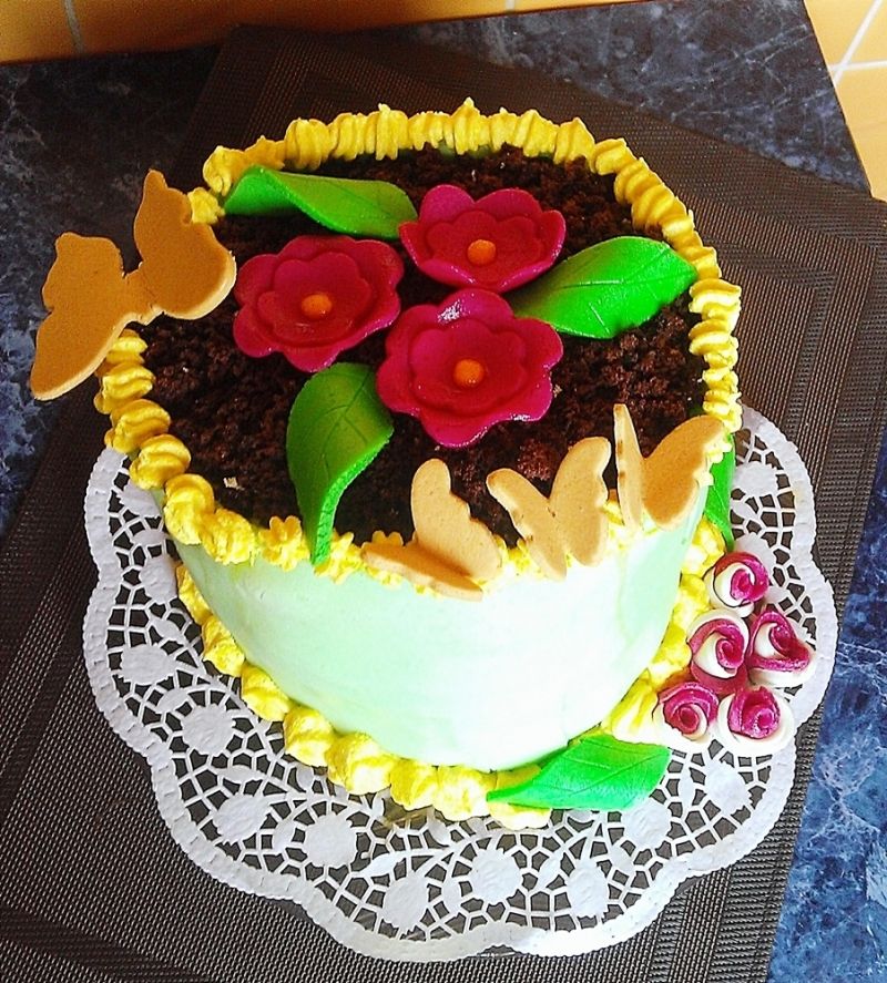 Tort budyniowy z truskawkami