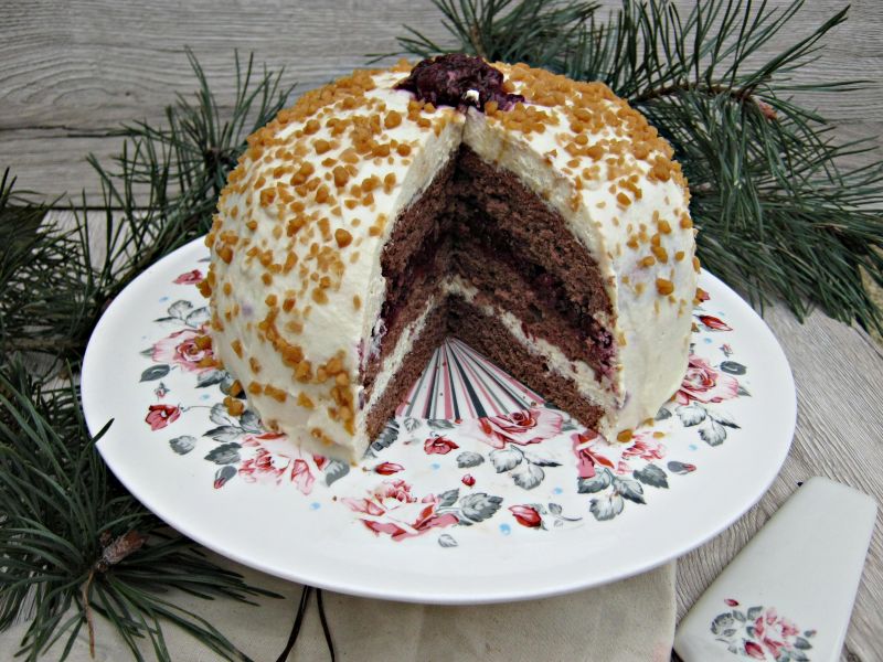 Tort chałwowo - wiśniowy Tort chałwowo - wiśniowy