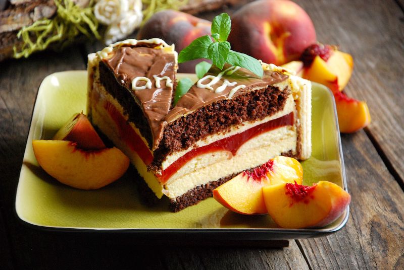 Tort czekoladowo- brzoskwiniowy