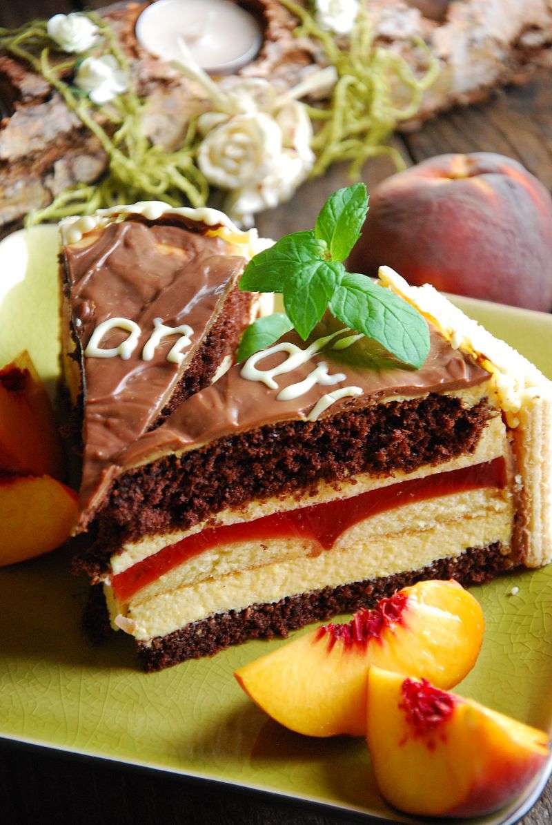 Tort czekoladowo- brzoskwiniowy