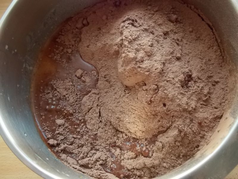 Tort czekoladowo-chałwowy
