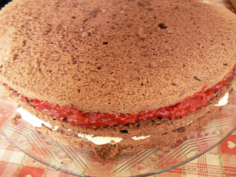 Tort czekoladowo malinowy 
