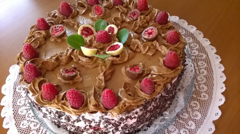 Tort czekoladowo-malinowy Tort czekoladowo-malinowy