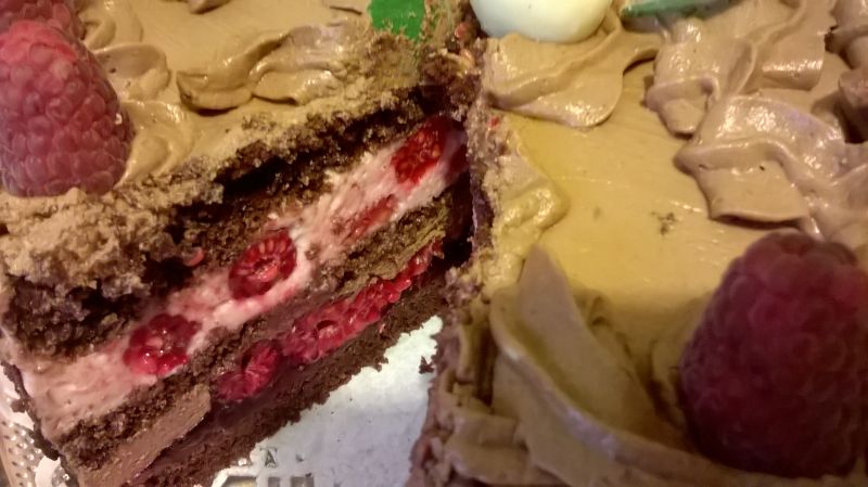 Tort czekoladowo-malinowy Tort czekoladowo-malinowy