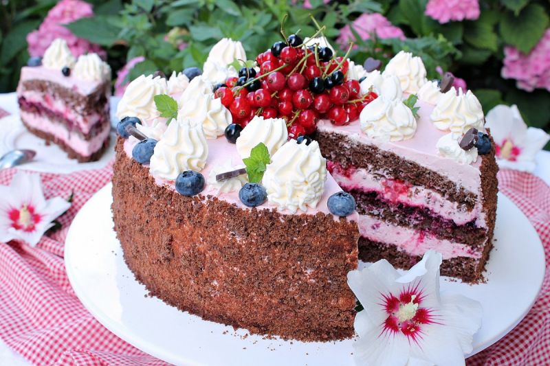 Tort czekoladowo porzeczkowy  Tort czekoladowo porzeczkowy
