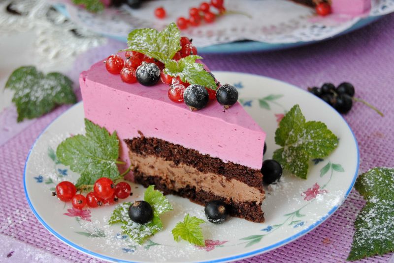Tort czekoladowo- porzeczkowy Tort czekoladowo- porzeczkowy