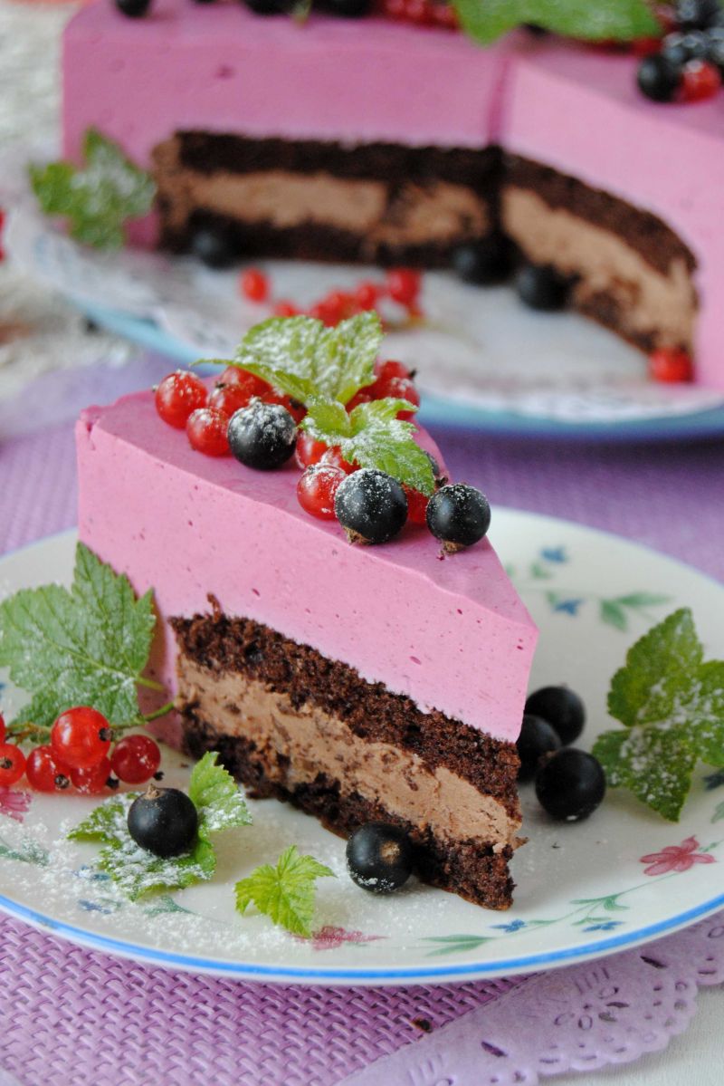 Tort czekoladowo- porzeczkowy Tort czekoladowo- porzeczkowy