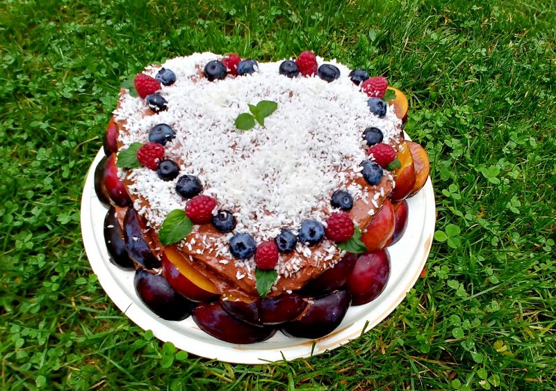 Tort czekoladowo - śliwkowy Tort czekoladowo - śliwkowy