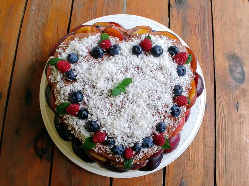 Tort czekoladowo - śliwkowy Tort czekoladowo - śliwkowy