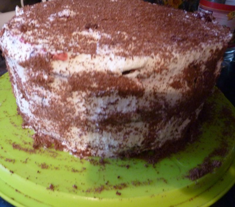 Tort czekoladowo śmietankowy z wiśniami