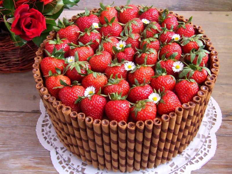 Tort czekoladowo-truskawkowy Tort czekoladowo-truskawkowy