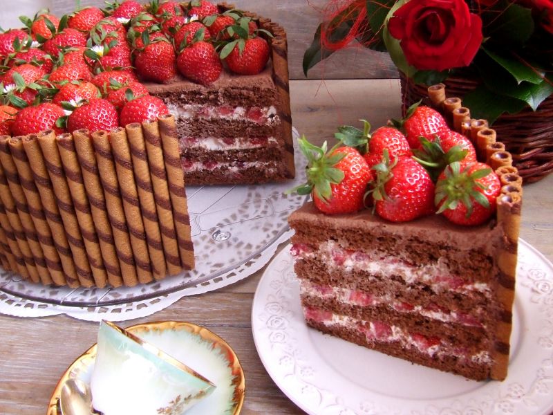 Tort czekoladowo-truskawkowy Tort czekoladowo-truskawkowy