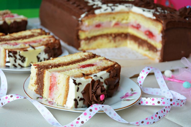 Tort czekoladowo-truskawkowy