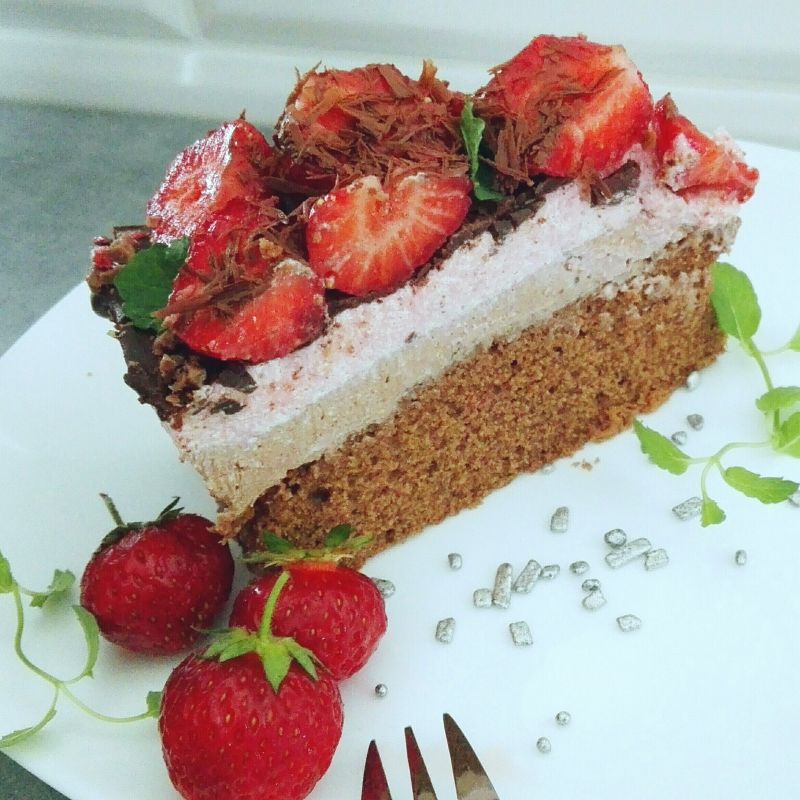 Tort czekoladowo-truskawkowy