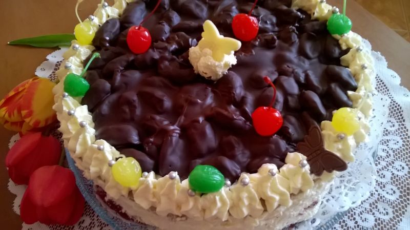 Tort czekoladowy o smaku coli z daktylami Tort czekoladowy o smaku coli z daktylami