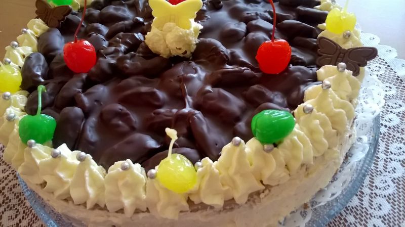 Tort czekoladowy o smaku coli z daktylami Tort czekoladowy o smaku coli z daktylami