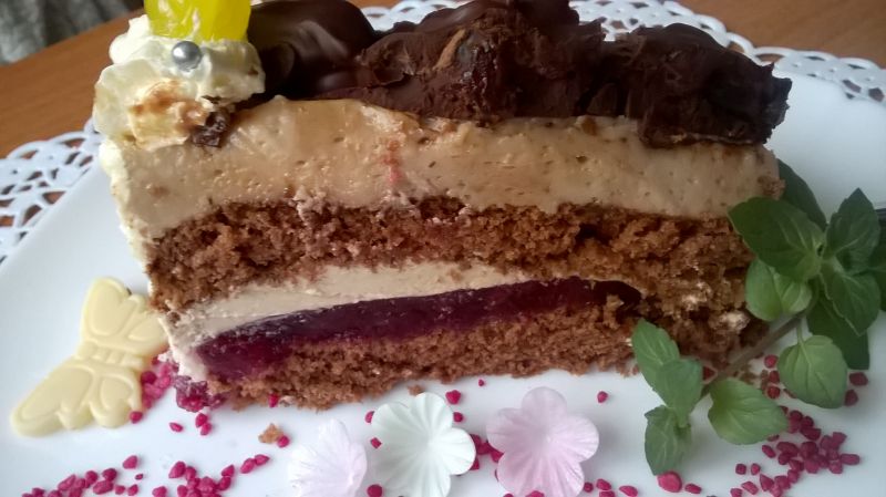 Tort czekoladowy o smaku coli z daktylami Tort czekoladowy o smaku coli z daktylami
