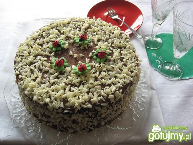 Tort czekoladowy z brzoskwiniami Tort czekoladowy z brzoskwiniami