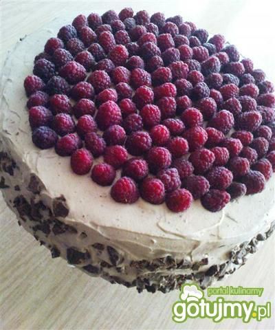 Tort czekoladowy z malinami 