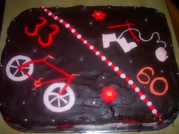 Tort czekoladowy z masami śmietanowymi i galaretką