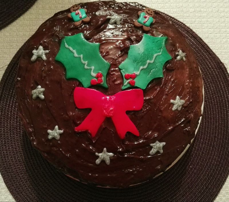 Tort czekoladowy z miodowym biszkoptem