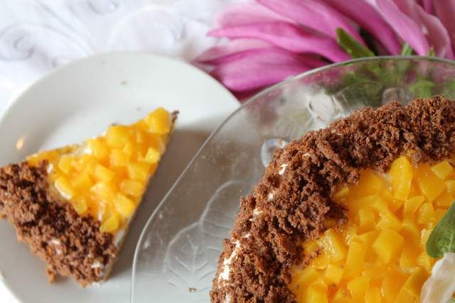 Tort czekoladowy z musem brzoskwiniowym  Tort czekoladowy z musem brzoskwiniowym