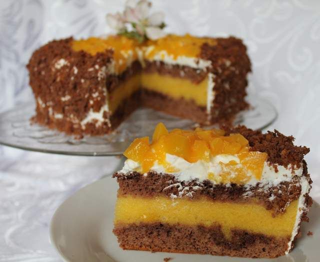 Tort czekoladowy z musem brzoskwiniowym  Tort czekoladowy z musem brzoskwiniowym