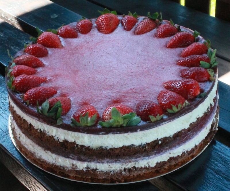 Tort czekoladowy z musem rabarbarowo truskawkowym Tort czekoladowy z musem rabarbarowo truskawkowym