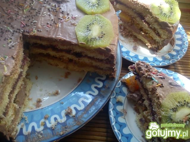 Tort czekoladowy z porzeczką brzoskwinią