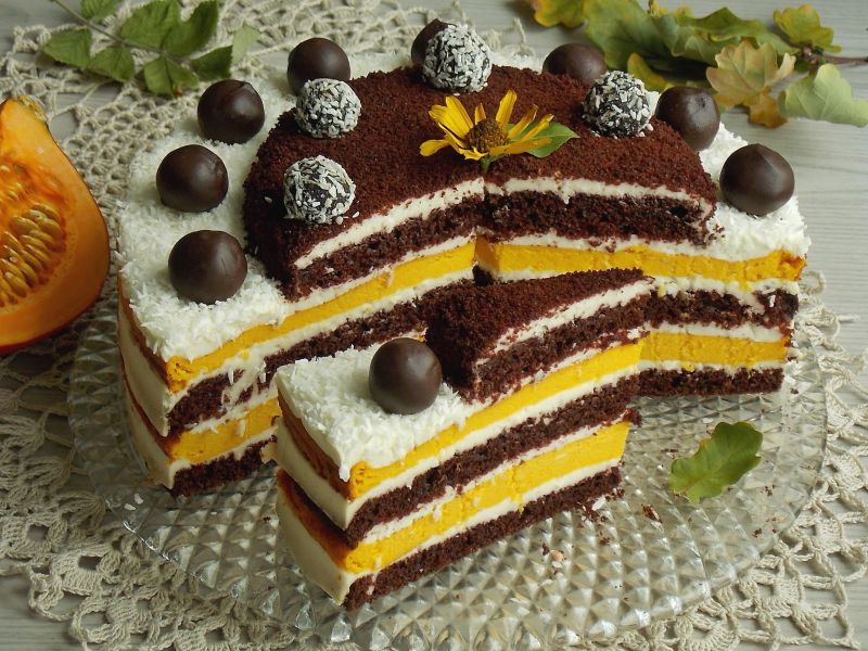 Tort czekoladowy z sernikiem dyniowym  Tort czekoladowy z sernikiem dyniowym