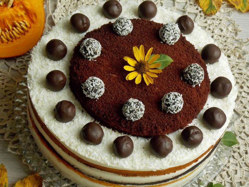 Tort czekoladowy z sernikiem dyniowym  Tort czekoladowy z sernikiem dyniowym