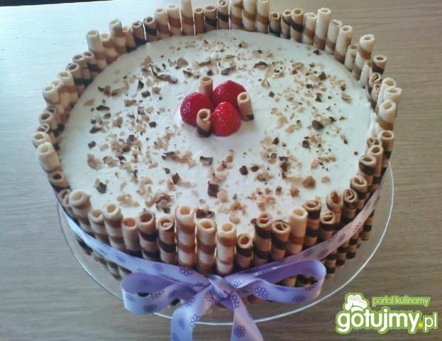 Tort czekoladowy z truskawkami