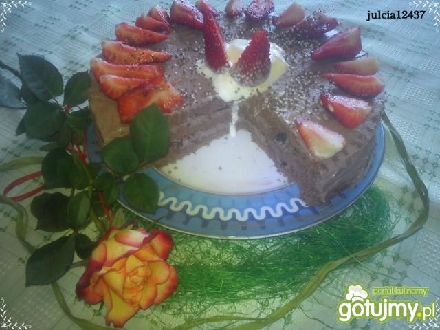Tort czekoladowy z truskawkami 