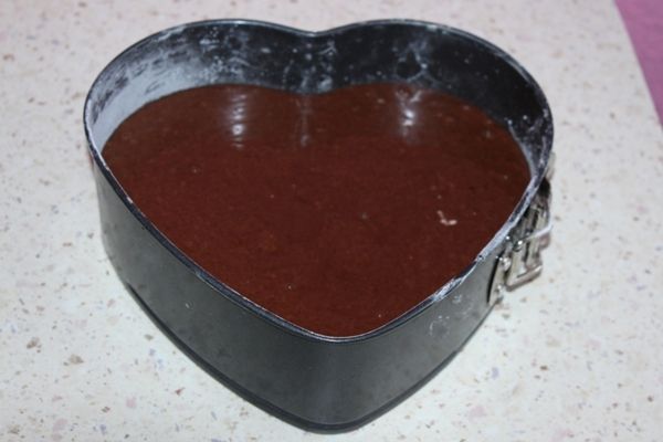 Tort czekoladowy  z truskawkami  i śmietaną