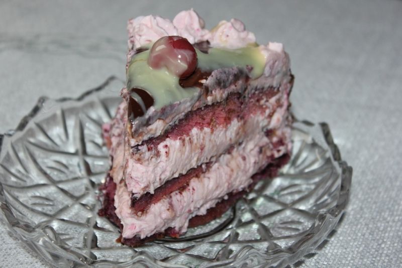 Tort jagodowo-wiśniowy