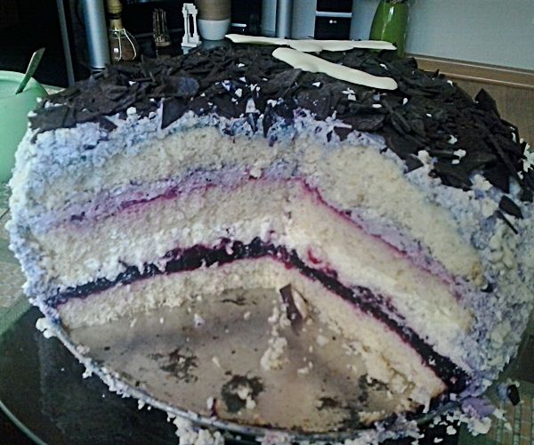 Tort jagodowy z kokosem i białą czekoladą 