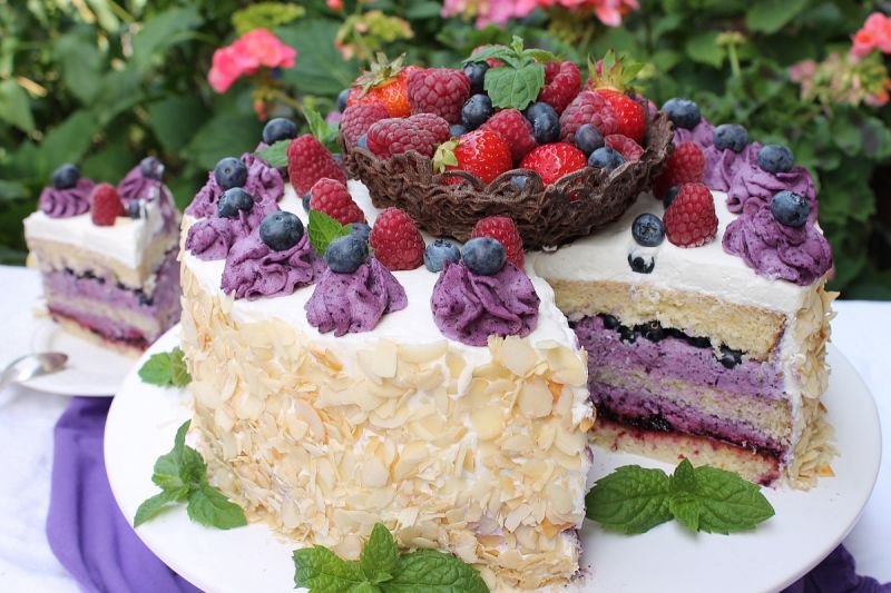 Tort jagodowy z koszyczkiem   Tort jagodowy z koszyczkiem