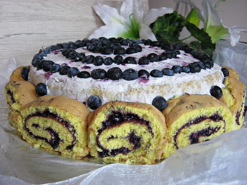 Tort jagodowy z roladkami Tort jagodowy z roladkami