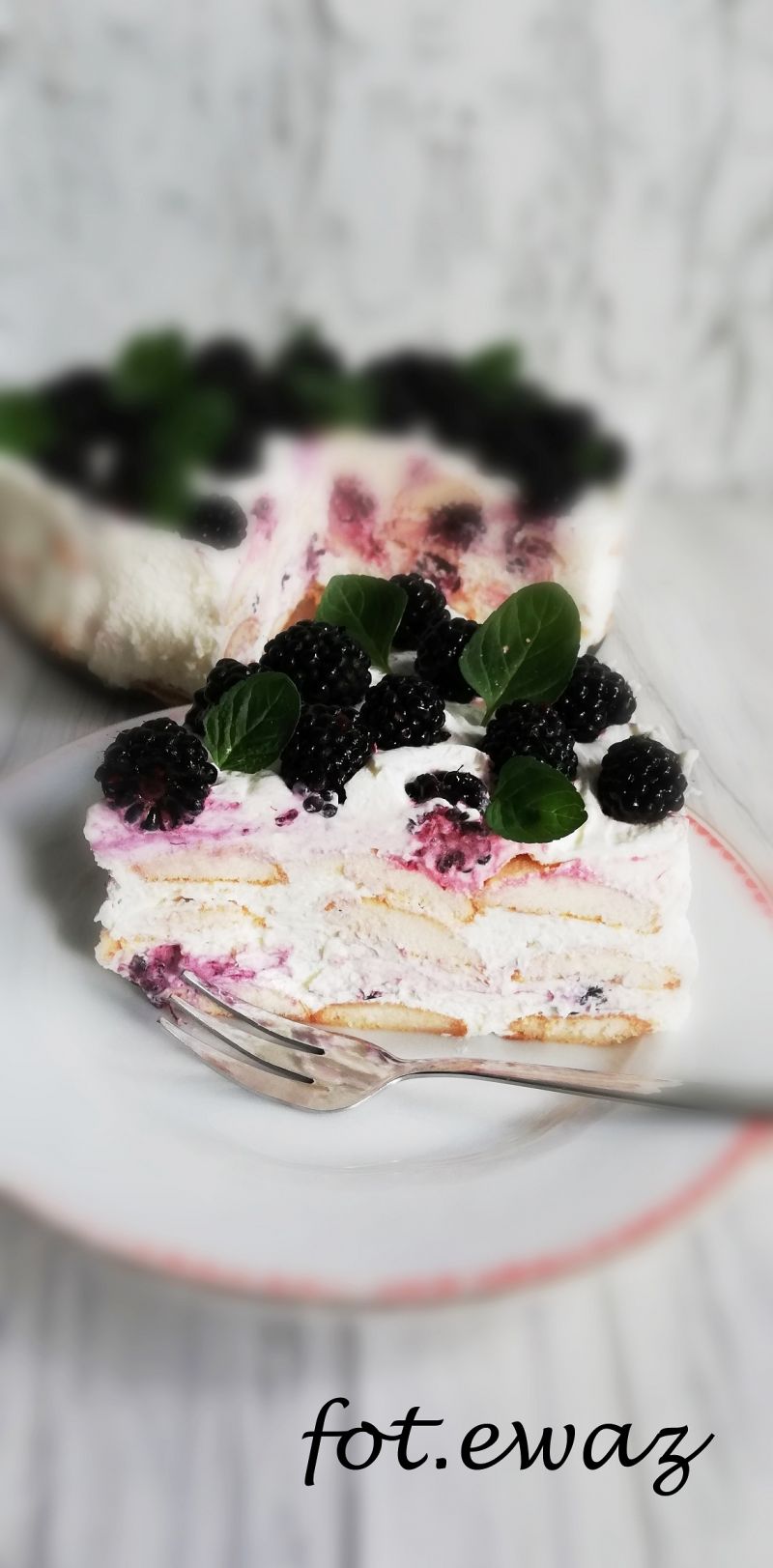 Tort jeżynowy bez pieczenia