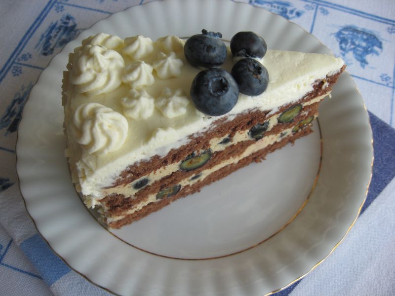 Tort kakaowy z borówką amerykańską Tort kakaowy z borówką amerykańską