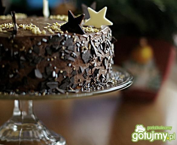 Tort kakaowy z dodatkiem wiśni. 