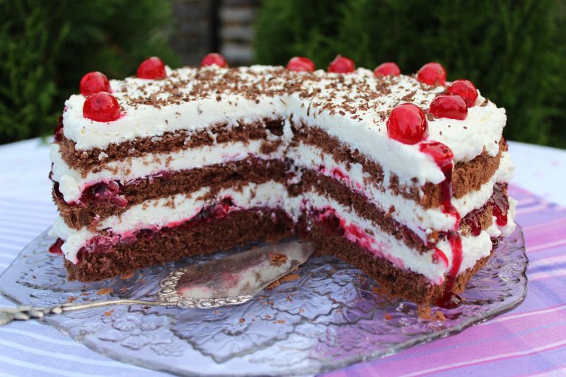 Tort kakaowy z frużeliną wiśniową Tort kakaowy z frużeliną wiśniową