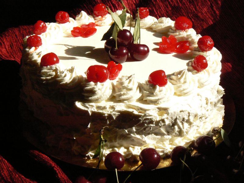 Tort kakaowy z wiśniami Tort kakaowy z wiśniami