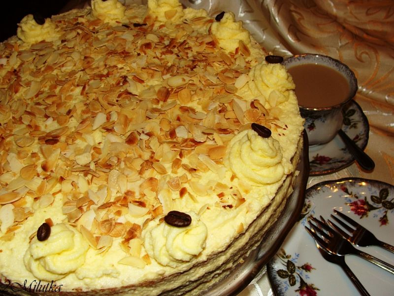 Tort kawowo-śmietanowy z migdałami