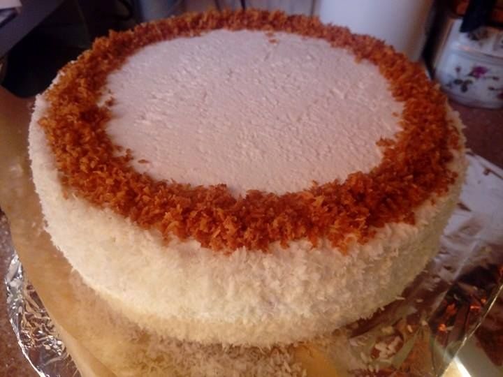 Tort kokosowa delicja z malinami 