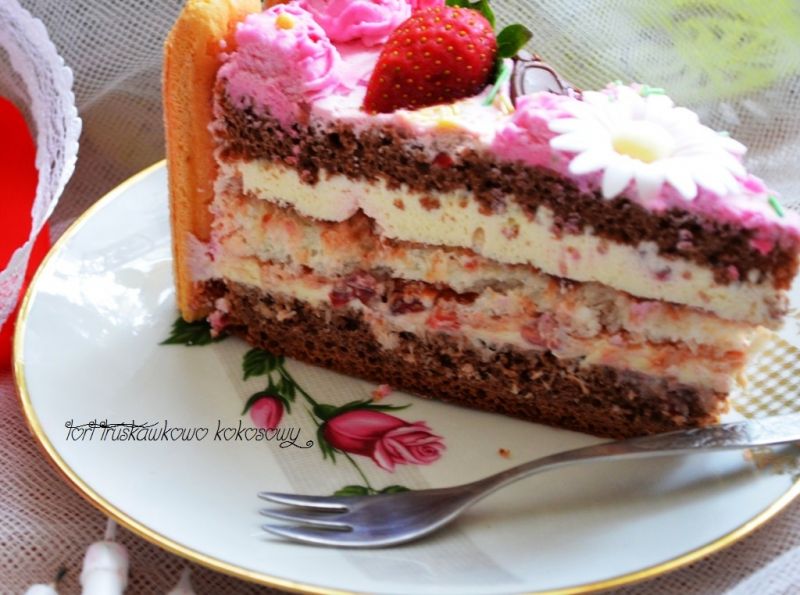 Tort kokosowo truskawkowy