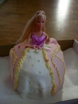 Tort lalka śmietankowa z galaretkami